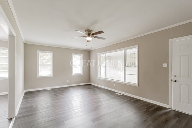 Building Photo - Charming 4 Bedroom in Macon!