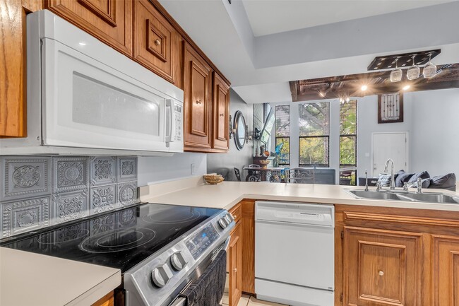 Building Photo - 3905 Sunrise Dr