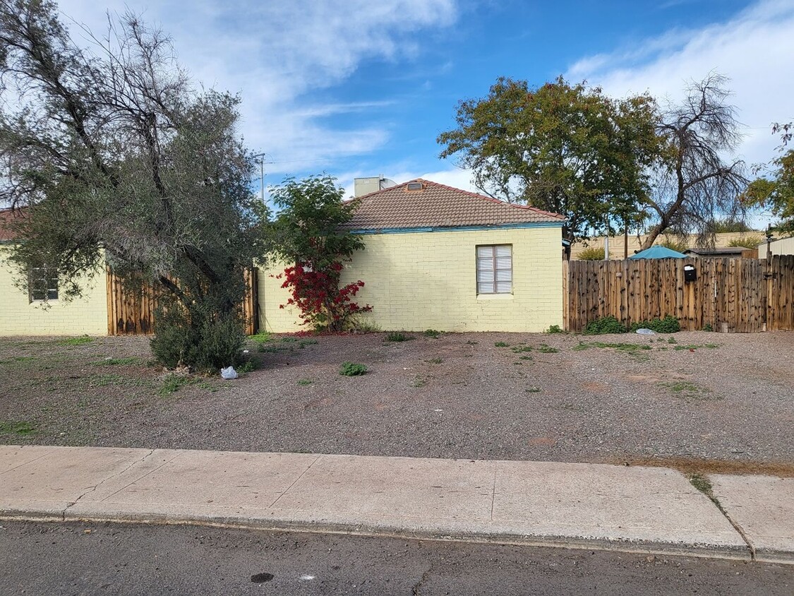 Primary Photo - AFFORDABLE DUPLEX JUST EAST OF DOWNTOWN!!