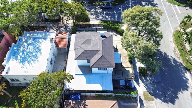 Building Photo - 927 SW 18th Ave