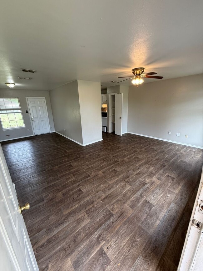 Foto del edificio - 3-bed/2-bath with garage!