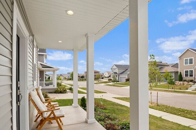 Foto del edificio - Charming 4BR House in Madison with pond view!