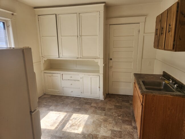 Building Photo - 3127 N Bartlett Ave