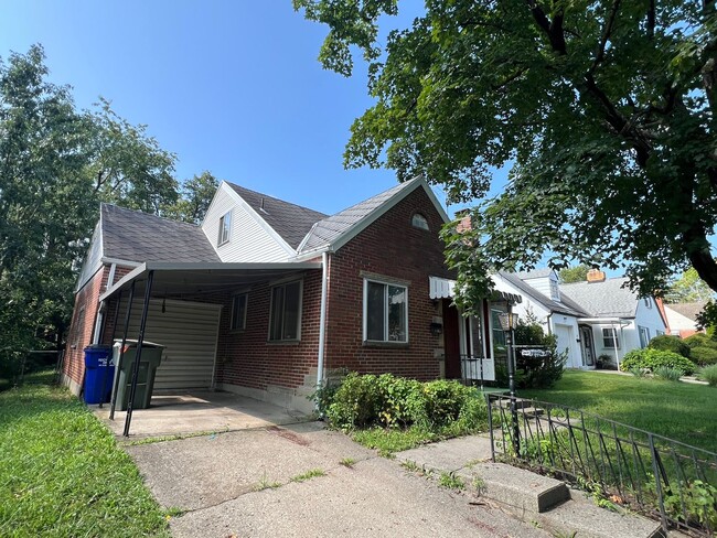 Building Photo - Charming 3-Bedrooms 1 bath with Hardwood F...