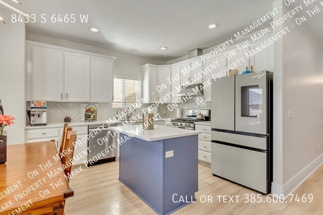 Building Photo - Spacious Solar Powered WJ Home