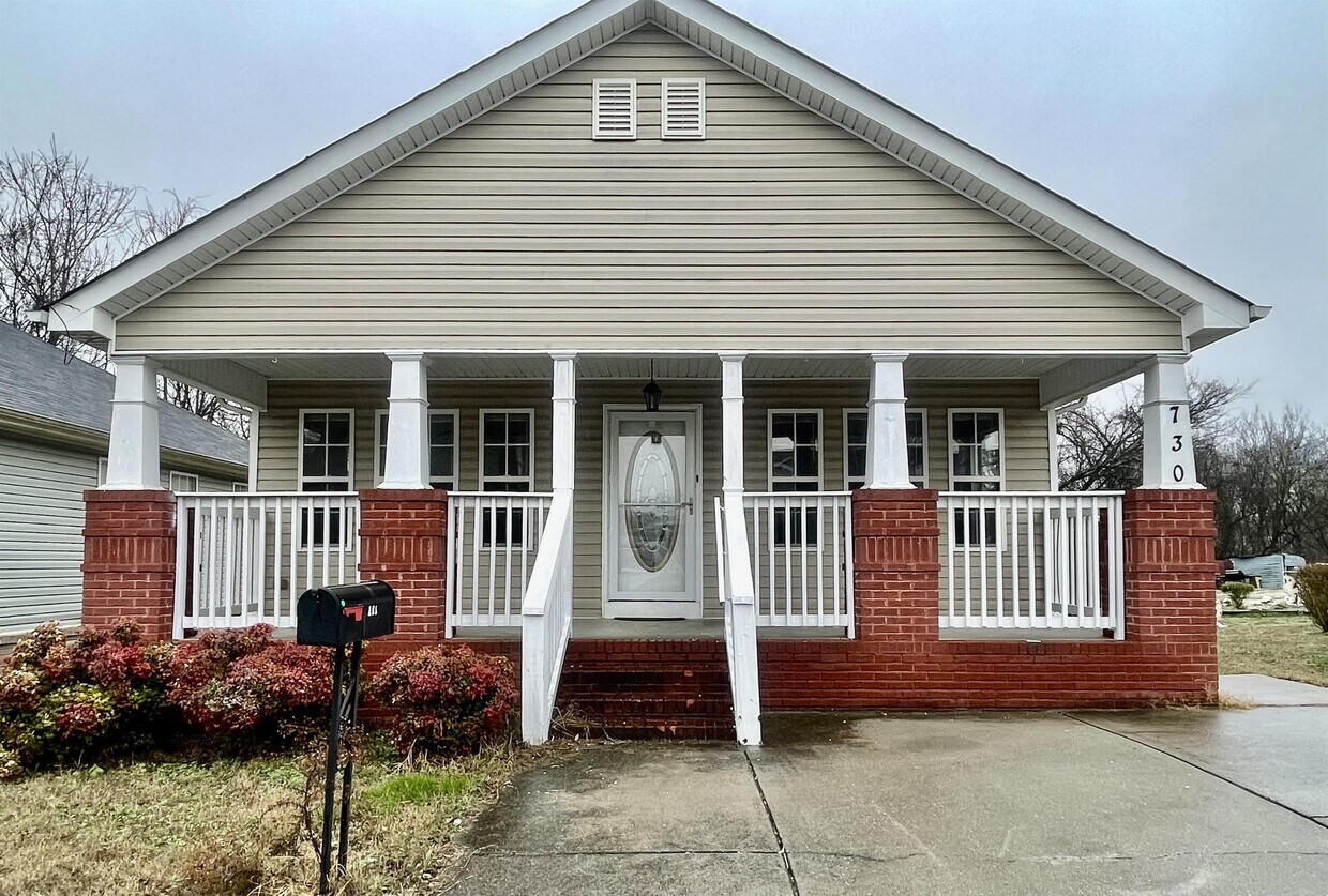 Primary Photo - 730 N Holly St