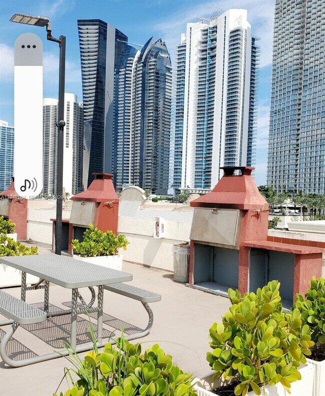 Foto del edificio - 17021 N Bay Rd