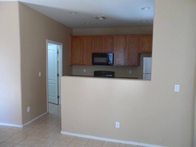 Building Photo - Great 3 Bedroom 2 Bath Home with Pool Serv...