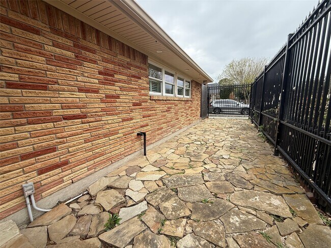 Foto del edificio - 822 Hidden Valley Dr