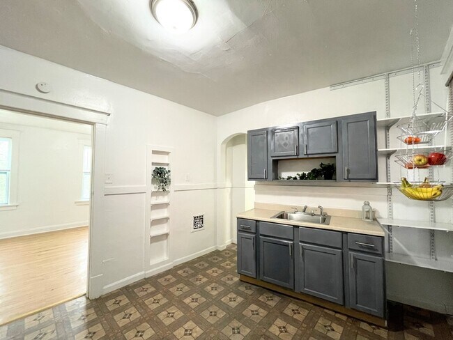 Building Photo - 2749 Pestalozzi St