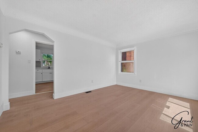 Building Photo - 3 Bedroom - 1 Bath - Warrendale - $1450