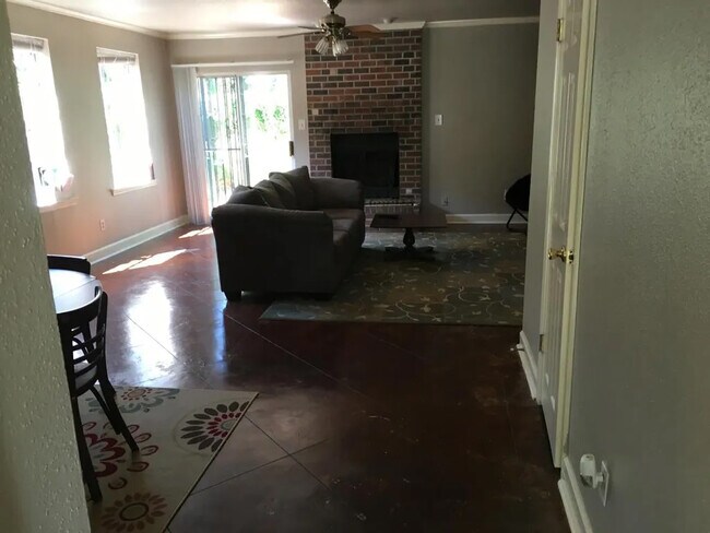 Viviendo - 117 Addison St