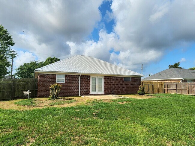 Building Photo - 3/2 conveniently located between Fairhope ...