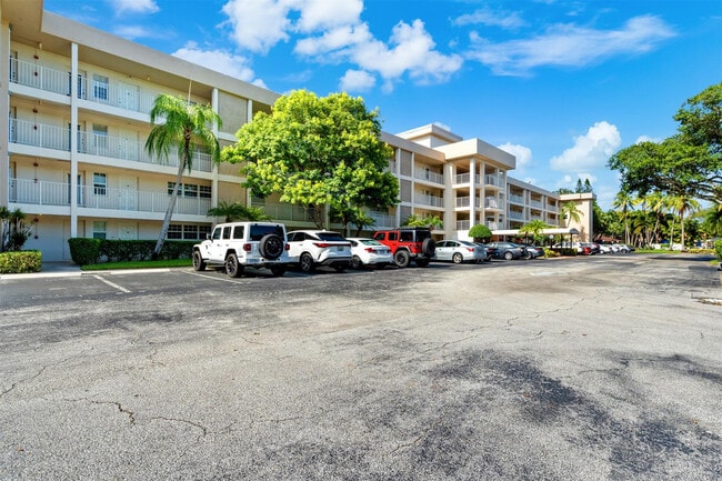 Building Photo - 3151 S Palm Aire Dr