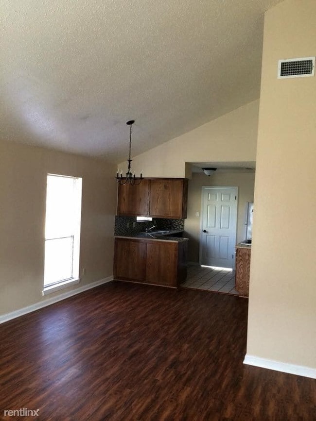 Building Photo - 2 br, 1 bath Duplex - 411 Woodridge Cir A