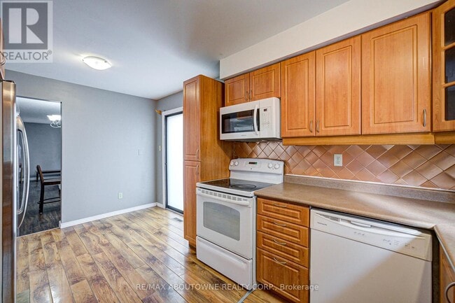 Building Photo - 4230-4230 Sunflower Dr