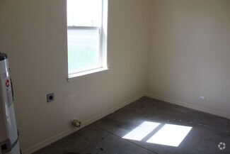 Building Photo - 304 N Willow St