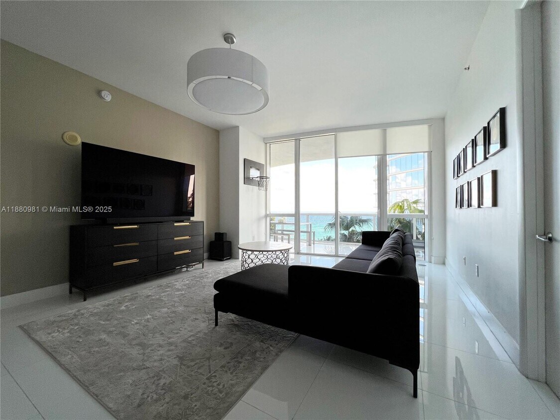 Primary Photo - 15811 Collins Ave