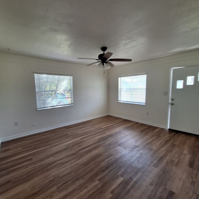 Building Photo - PEACEFUL NEIGHBORHOOD WITH 2 BEDROOMS AND ...