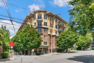 Building Photo - 700 E Denny Way