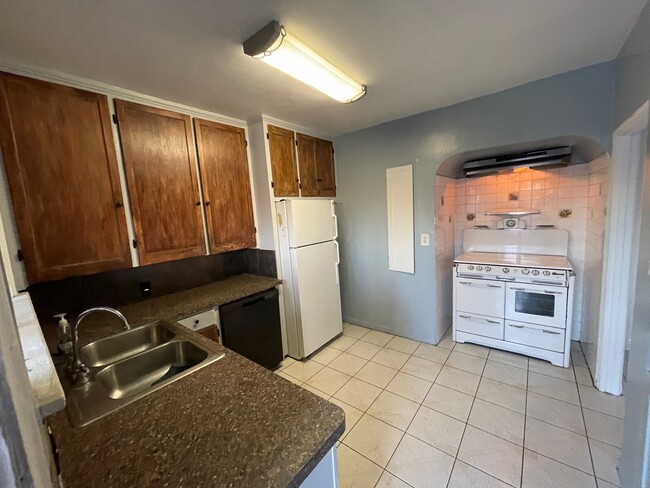 Kitchen/vintage stove - 2817 S Sycamore Ave