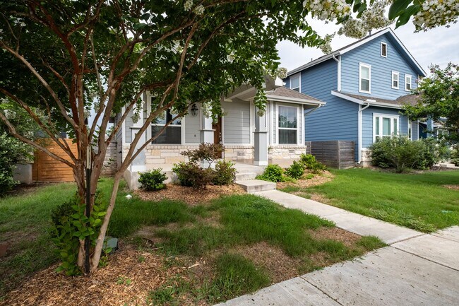Building Photo - Gracious 2 Bedroom, 2 Bath Home in Goodnig...