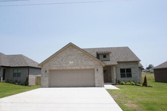 Building Photo - 1814 N Oak St