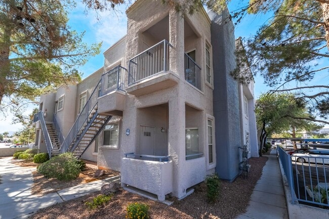 Building Photo - 2 bedroom remodeled condo in the Henderson area towards green valley