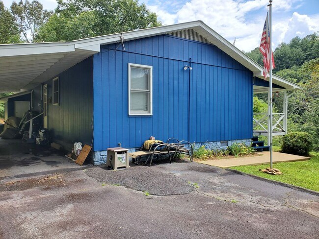 Building Photo - $1,450 - 2 Bedroom 1 Bathroom Furnished Co...