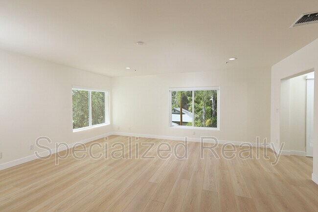 Building Photo - 1827 Hill Dr