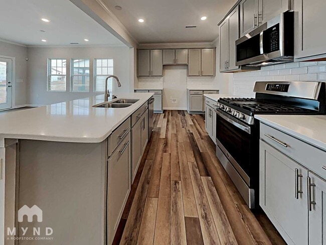 Building Photo - 1601 Trembley Pk Dr