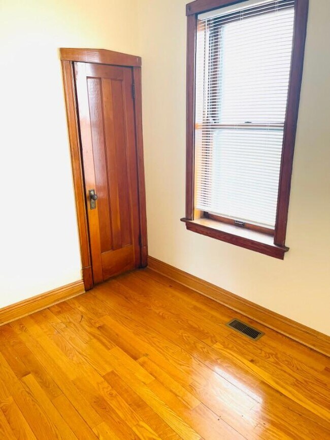 Building Photo - 3 bedroom in CHICAGO IL 60632