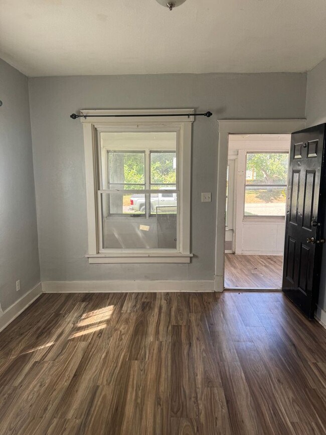 Building Photo - Nice affordable single family home with ga...