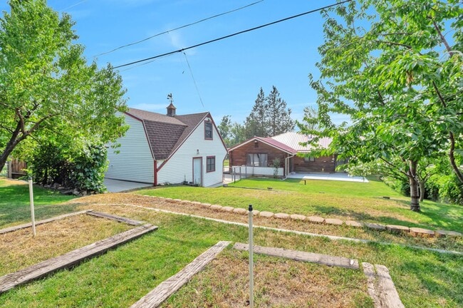 Building Photo - Charming 3 Bed, 1.5 Bath Pet-Friendly Home...