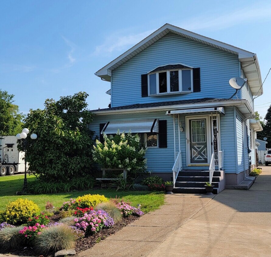 Primary Photo - 425 Halley St