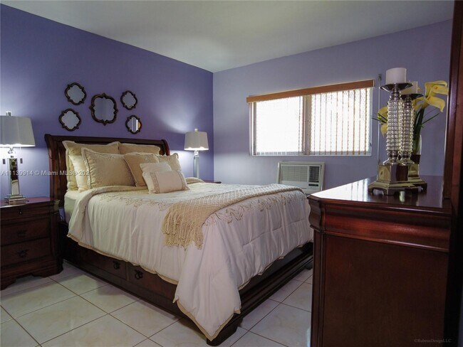 Foto del edificio - 1560 NE 127th St