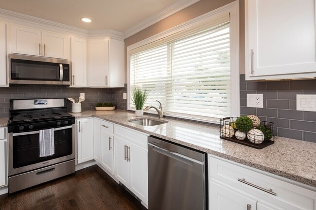 Interior Photo - The Courtyard @ Clifton: In-Unit Washer & ...