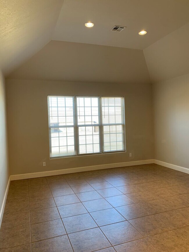 Building Photo - 5075 Raintree Circle