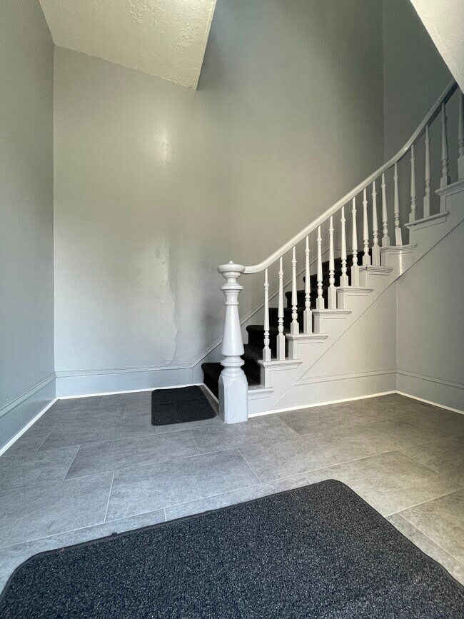 Entrance - 916 Swann St