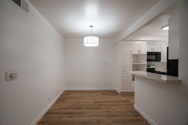Building Photo - 14706 Dickens St