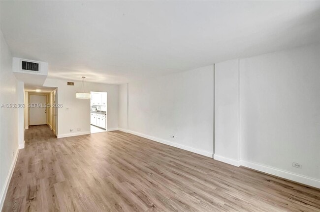 Foto del edificio - 3660 NE 166th St
