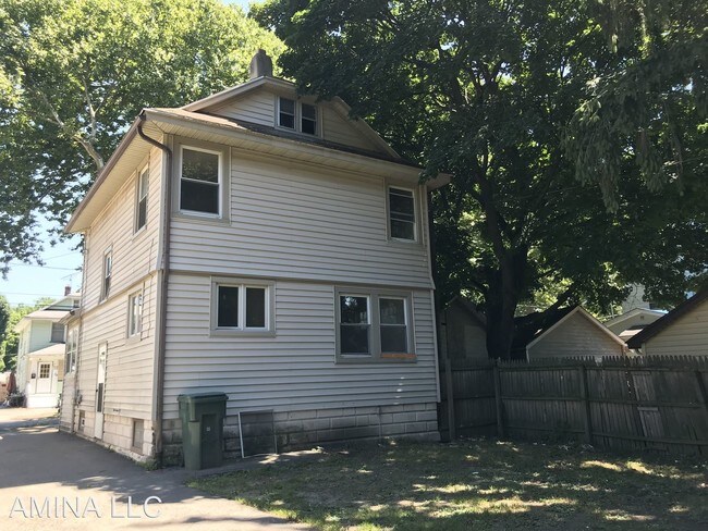 Foto del edificio - 3 br, 1 bath House - 19 Dix St.