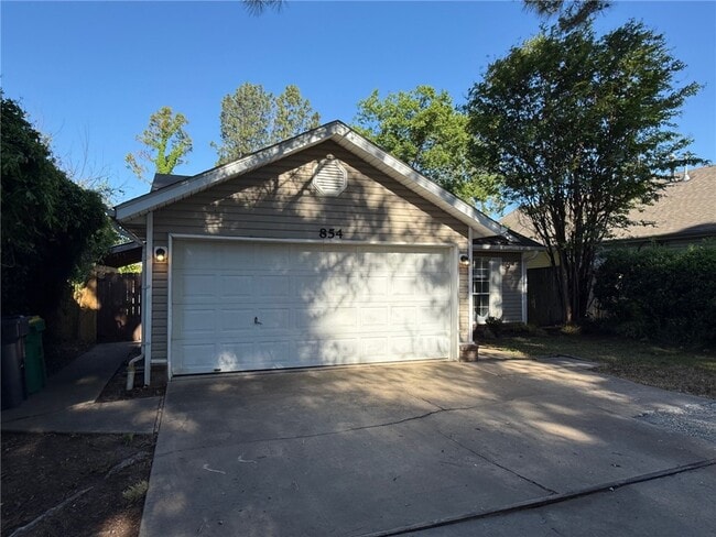 Building Photo - 854 Tamarack St
