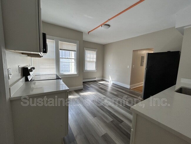 Building Photo - 36 Roxbury St