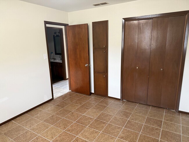 Foto del edificio - 3404 Ridgewood Dr