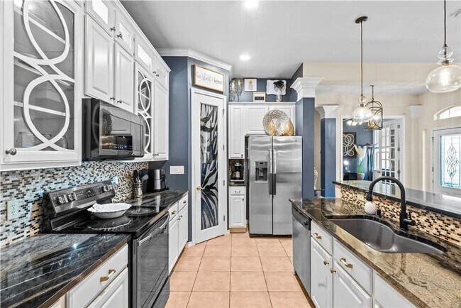 Foto del edificio - Discover this stunningly updated garden ho...