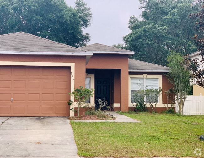 Building Photo - 935 Vanderbilt Dr