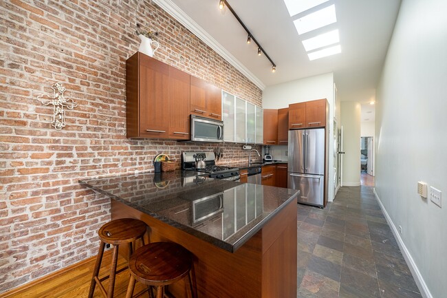 Building Photo - 1BR Plus Den Penthouse Apartment