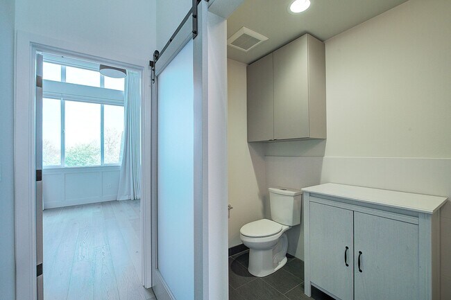 Building Photo - 3Bd/1.5Ba Seattle Townhouse