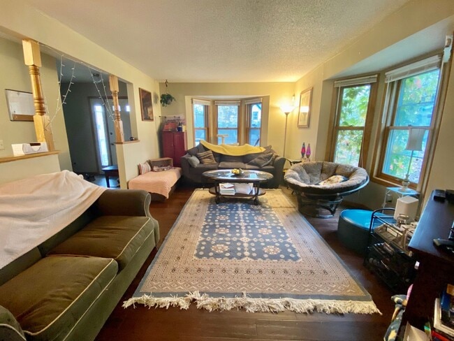 Building Photo - Gorgeous BIG 5BD/3BA House near the U of M...